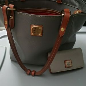 Dooney & Bourke w/wallet